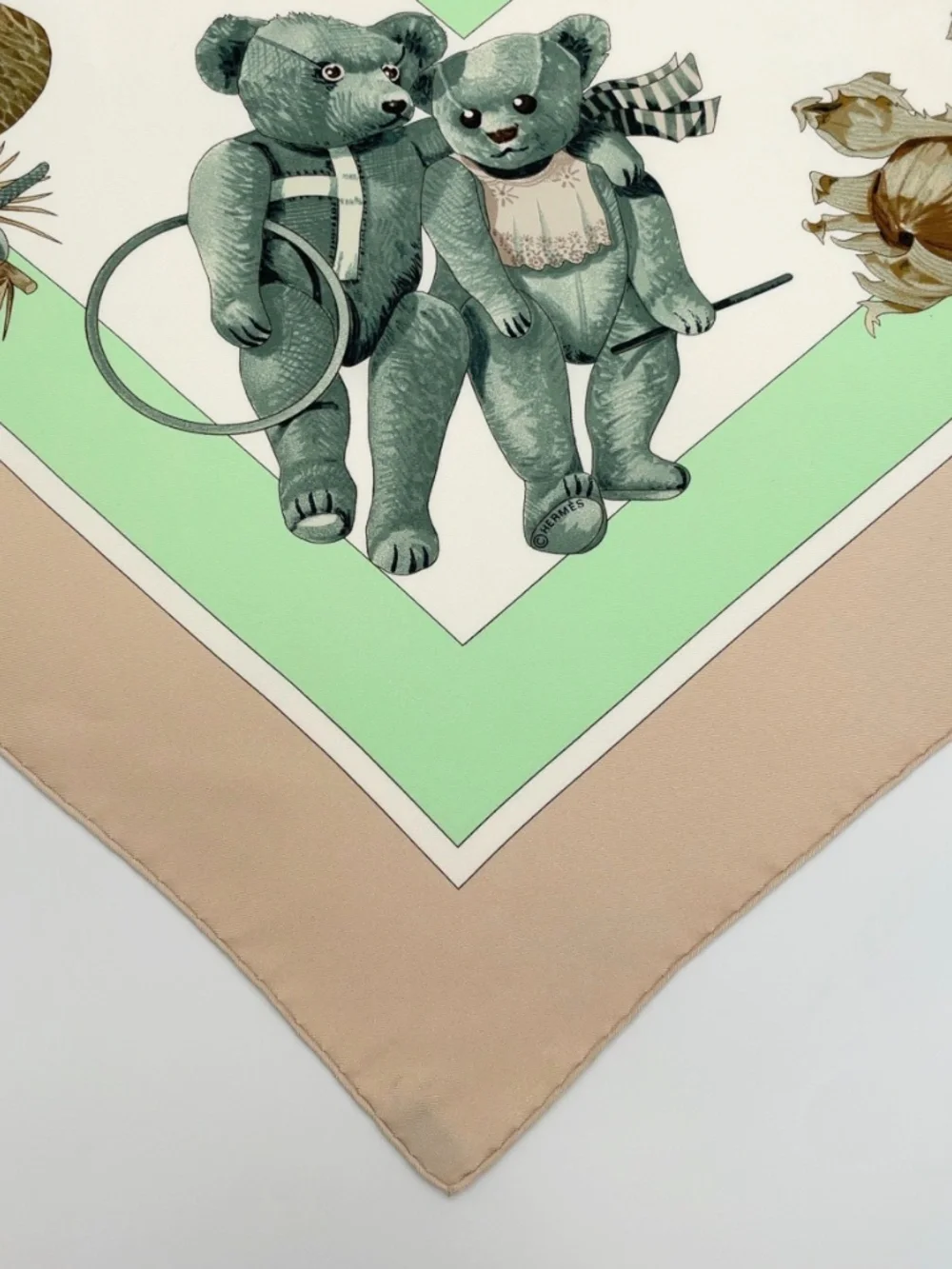 Authentic Hermes Carré 90 CONFIDENTS DES COEURS Silk Scarf W/Box